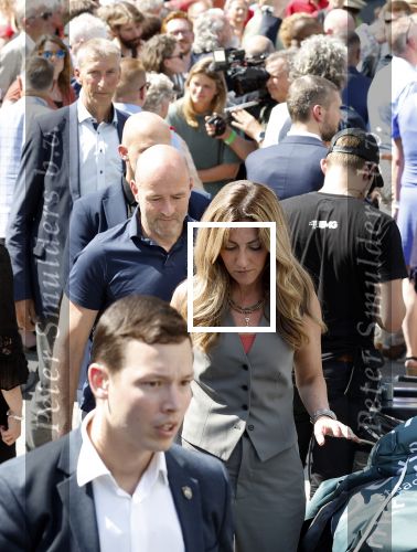 Amsterdam 15 juli 2024
Herdenkingsmonument Peter R. de Vries onthuld in Amsterdam Het kunstwerk bestaat uit twee bronzen handen die in elkaar grijpen en is gemaakt door kunstenares Rini Hurkmans. Burgemeester Femke Halsema en Kelly de Vries spreken tijdens de onthulling van het monument. Humbert Tan presenteert het . Ook zijn vrouw Jaqueline de Vries zoon Royce de Vries (met vrouw ) en Kelly de Vries (met partner) waren natuurlijk aanwezig . Dilan Yesilgoz  met haar man Rene Zegerius en heel veel beveiliging