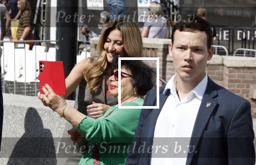 Amsterdam 15 juli 2024
Herdenkingsmonument Peter R. de Vries onthuld in Amsterdam Het kunstwerk bestaat uit twee bronzen handen die in elkaar grijpen en is gemaakt door kunstenares Rini Hurkmans. Burgemeester Femke Halsema en Kelly de Vries spreken tijdens de onthulling van het monument. Humbert Tan presenteert het . Ook zijn vrouw Jaqueline de Vries zoon Royce de Vries (met vrouw ) en Kelly de Vries (met partner) waren natuurlijk aanwezig . Dilan Yesilgoz  met haar man Rene Zegerius en heel veel beveiliging