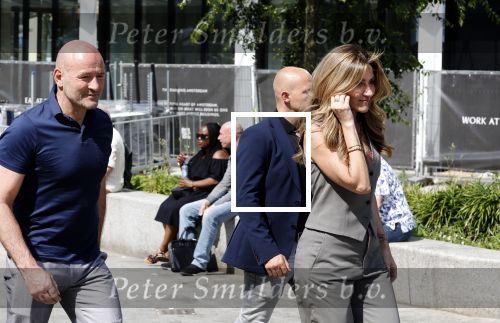 Amsterdam 15 juli 2024
Herdenkingsmonument Peter R. de Vries onthuld in Amsterdam Het kunstwerk bestaat uit twee bronzen handen die in elkaar grijpen en is gemaakt door kunstenares Rini Hurkmans. Burgemeester Femke Halsema en Kelly de Vries spreken tijdens de onthulling van het monument. Humbert Tan presenteert het . Ook zijn vrouw Jaqueline de Vries zoon Royce de Vries (met vrouw ) en Kelly de Vries (met partner) waren natuurlijk aanwezig . Dilan Yesilgoz  met haar man Rene Zegerius en heel veel beveiliging