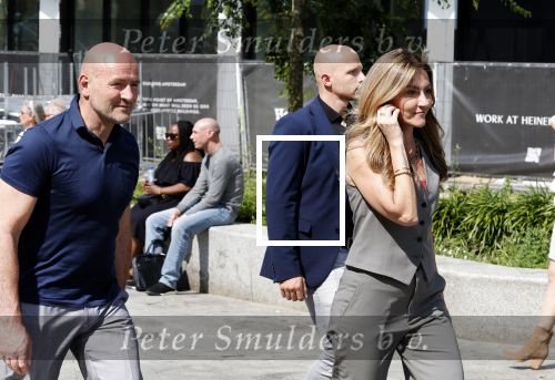 Amsterdam 15 juli 2024
Herdenkingsmonument Peter R. de Vries onthuld in Amsterdam Het kunstwerk bestaat uit twee bronzen handen die in elkaar grijpen en is gemaakt door kunstenares Rini Hurkmans. Burgemeester Femke Halsema en Kelly de Vries spreken tijdens de onthulling van het monument. Humbert Tan presenteert het . Ook zijn vrouw Jaqueline de Vries zoon Royce de Vries (met vrouw ) en Kelly de Vries (met partner) waren natuurlijk aanwezig . Dilan Yesilgoz  met haar man Rene Zegerius en heel veel beveiliging