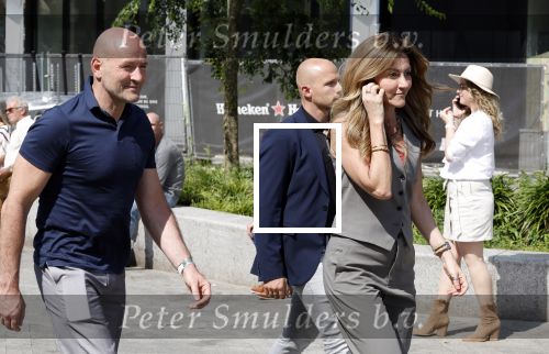 Amsterdam 15 juli 2024
Herdenkingsmonument Peter R. de Vries onthuld in Amsterdam Het kunstwerk bestaat uit twee bronzen handen die in elkaar grijpen en is gemaakt door kunstenares Rini Hurkmans. Burgemeester Femke Halsema en Kelly de Vries spreken tijdens de onthulling van het monument. Humbert Tan presenteert het . Ook zijn vrouw Jaqueline de Vries zoon Royce de Vries (met vrouw ) en Kelly de Vries (met partner) waren natuurlijk aanwezig . Dilan Yesilgoz  met haar man Rene Zegerius en heel veel beveiliging