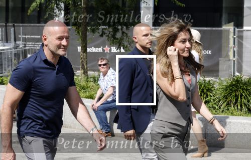 Amsterdam 15 juli 2024
Herdenkingsmonument Peter R. de Vries onthuld in Amsterdam Het kunstwerk bestaat uit twee bronzen handen die in elkaar grijpen en is gemaakt door kunstenares Rini Hurkmans. Burgemeester Femke Halsema en Kelly de Vries spreken tijdens de onthulling van het monument. Humbert Tan presenteert het . Ook zijn vrouw Jaqueline de Vries zoon Royce de Vries (met vrouw ) en Kelly de Vries (met partner) waren natuurlijk aanwezig . Dilan Yesilgoz  met haar man Rene Zegerius en heel veel beveiliging