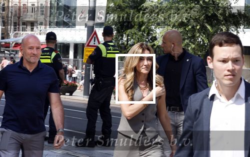 Amsterdam 15 juli 2024
Herdenkingsmonument Peter R. de Vries onthuld in Amsterdam Het kunstwerk bestaat uit twee bronzen handen die in elkaar grijpen en is gemaakt door kunstenares Rini Hurkmans. Burgemeester Femke Halsema en Kelly de Vries spreken tijdens de onthulling van het monument. Humbert Tan presenteert het . Ook zijn vrouw Jaqueline de Vries zoon Royce de Vries (met vrouw ) en Kelly de Vries (met partner) waren natuurlijk aanwezig . Dilan Yesilgoz  met haar man Rene Zegerius en heel veel beveiliging