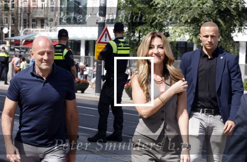 Amsterdam 15 juli 2024
Herdenkingsmonument Peter R. de Vries onthuld in Amsterdam Het kunstwerk bestaat uit twee bronzen handen die in elkaar grijpen en is gemaakt door kunstenares Rini Hurkmans. Burgemeester Femke Halsema en Kelly de Vries spreken tijdens de onthulling van het monument. Humbert Tan presenteert het . Ook zijn vrouw Jaqueline de Vries zoon Royce de Vries (met vrouw ) en Kelly de Vries (met partner) waren natuurlijk aanwezig . Dilan Yesilgoz  met haar man Rene Zegerius en heel veel beveiliging