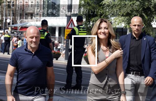 Amsterdam 15 juli 2024
Herdenkingsmonument Peter R. de Vries onthuld in Amsterdam Het kunstwerk bestaat uit twee bronzen handen die in elkaar grijpen en is gemaakt door kunstenares Rini Hurkmans. Burgemeester Femke Halsema en Kelly de Vries spreken tijdens de onthulling van het monument. Humbert Tan presenteert het . Ook zijn vrouw Jaqueline de Vries zoon Royce de Vries (met vrouw ) en Kelly de Vries (met partner) waren natuurlijk aanwezig . Dilan Yesilgoz  met haar man Rene Zegerius en heel veel beveiliging