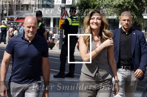 Amsterdam 15 juli 2024
Herdenkingsmonument Peter R. de Vries onthuld in Amsterdam Het kunstwerk bestaat uit twee bronzen handen die in elkaar grijpen en is gemaakt door kunstenares Rini Hurkmans. Burgemeester Femke Halsema en Kelly de Vries spreken tijdens de onthulling van het monument. Humbert Tan presenteert het . Ook zijn vrouw Jaqueline de Vries zoon Royce de Vries (met vrouw ) en Kelly de Vries (met partner) waren natuurlijk aanwezig . Dilan Yesilgoz  met haar man Rene Zegerius en heel veel beveiliging