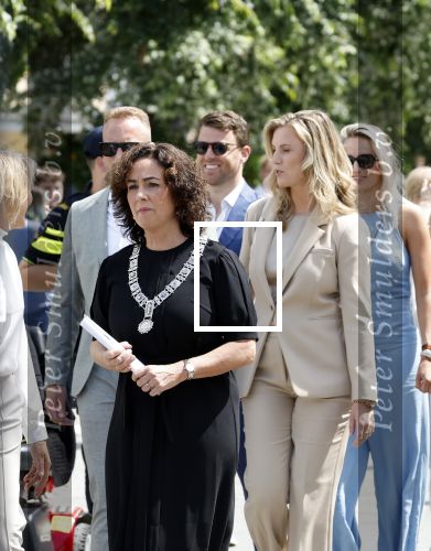 Amsterdam 15 juli 2024
Herdenkingsmonument Peter R. de Vries onthuld in Amsterdam Het kunstwerk bestaat uit twee bronzen handen die in elkaar grijpen en is gemaakt door kunstenares Rini Hurkmans. Burgemeester Femke Halsema en Kelly de Vries spreken tijdens de onthulling van het monument. Humbert Tan presenteert het . Ook zijn vrouw Jaqueline de Vries zoon Royce de Vries (met vrouw ) en Kelly de Vries (met partner) waren natuurlijk aanwezig .