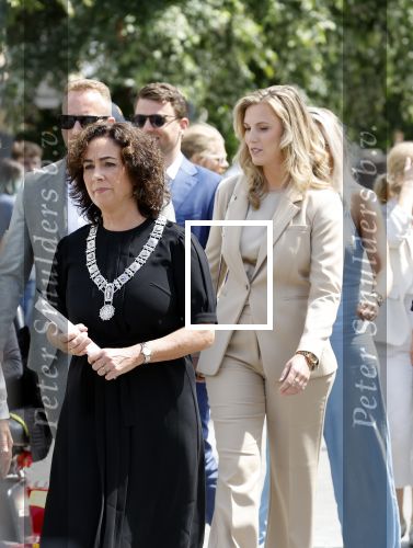 Amsterdam 15 juli 2024
Herdenkingsmonument Peter R. de Vries onthuld in Amsterdam Het kunstwerk bestaat uit twee bronzen handen die in elkaar grijpen en is gemaakt door kunstenares Rini Hurkmans. Burgemeester Femke Halsema en Kelly de Vries spreken tijdens de onthulling van het monument. Humbert Tan presenteert het . Ook zijn vrouw Jaqueline de Vries zoon Royce de Vries (met vrouw ) en Kelly de Vries (met partner) waren natuurlijk aanwezig .