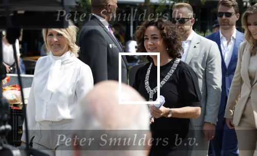 Amsterdam 15 juli 2024
Herdenkingsmonument Peter R. de Vries onthuld in Amsterdam Het kunstwerk bestaat uit twee bronzen handen die in elkaar grijpen en is gemaakt door kunstenares Rini Hurkmans. Burgemeester Femke Halsema en Kelly de Vries spreken tijdens de onthulling van het monument. Humbert Tan presenteert het . Ook zijn vrouw Jaqueline de Vries zoon Royce de Vries (met vrouw ) en Kelly de Vries (met partner) waren natuurlijk aanwezig .
