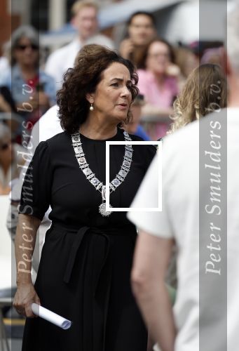 Amsterdam 15 juli 2024
Herdenkingsmonument Peter R. de Vries onthuld in Amsterdam Het kunstwerk bestaat uit twee bronzen handen die in elkaar grijpen en is gemaakt door kunstenares Rini Hurkmans. Burgemeester Femke Halsema en Kelly de Vries spreken tijdens de onthulling van het monument. Humbert Tan presenteert het . Ook zijn vrouw Jaqueline de Vries zoon Royce de Vries (met vrouw ) en Kelly de Vries (met partner) waren natuurlijk aanwezig .