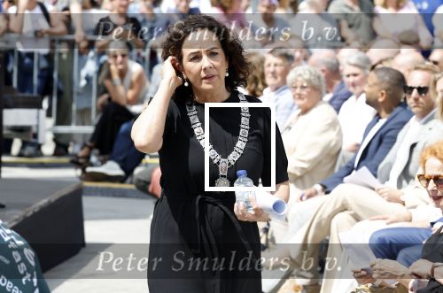 Amsterdam 15 juli 2024
Herdenkingsmonument Peter R. de Vries onthuld in Amsterdam Het kunstwerk bestaat uit twee bronzen handen die in elkaar grijpen en is gemaakt door kunstenares Rini Hurkmans. Burgemeester Femke Halsema en Kelly de Vries spreken tijdens de onthulling van het monument. Humbert Tan presenteert het . Ook zijn vrouw Jaqueline de Vries zoon Royce de Vries (met vrouw ) en Kelly de Vries (met partner) waren natuurlijk aanwezig .