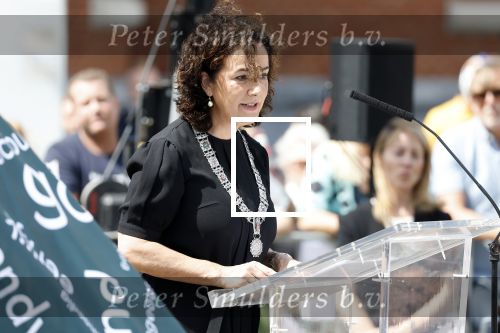 Amsterdam 15 juli 2024
Herdenkingsmonument Peter R. de Vries onthuld in Amsterdam Het kunstwerk bestaat uit twee bronzen handen die in elkaar grijpen en is gemaakt door kunstenares Rini Hurkmans. Burgemeester Femke Halsema en Kelly de Vries spreken tijdens de onthulling van het monument. Humbert Tan presenteert het . Ook zijn vrouw Jaqueline de Vries zoon Royce de Vries (met vrouw ) en Kelly de Vries (met partner) waren natuurlijk aanwezig .