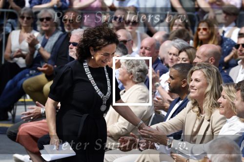 Amsterdam 15 juli 2024
Herdenkingsmonument Peter R. de Vries onthuld in Amsterdam Het kunstwerk bestaat uit twee bronzen handen die in elkaar grijpen en is gemaakt door kunstenares Rini Hurkmans. Burgemeester Femke Halsema en Kelly de Vries spreken tijdens de onthulling van het monument. Humbert Tan presenteert het . Ook zijn vrouw Jaqueline de Vries zoon Royce de Vries (met vrouw ) en Kelly de Vries (met partner) waren natuurlijk aanwezig .