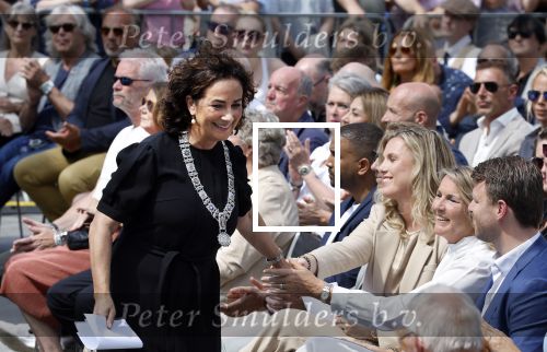 Amsterdam 15 juli 2024
Herdenkingsmonument Peter R. de Vries onthuld in Amsterdam Het kunstwerk bestaat uit twee bronzen handen die in elkaar grijpen en is gemaakt door kunstenares Rini Hurkmans. Burgemeester Femke Halsema en Kelly de Vries spreken tijdens de onthulling van het monument. Humbert Tan presenteert het . Ook zijn vrouw Jaqueline de Vries zoon Royce de Vries (met vrouw ) en Kelly de Vries (met partner) waren natuurlijk aanwezig .
