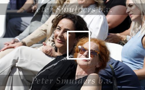 Amsterdam 15 juli 2024
Herdenkingsmonument Peter R. de Vries onthuld in Amsterdam Het kunstwerk bestaat uit twee bronzen handen die in elkaar grijpen en is gemaakt door kunstenares Rini Hurkmans. Burgemeester Femke Halsema en Kelly de Vries spreken tijdens de onthulling van het monument. Humbert Tan presenteert het . Ook zijn vrouw Jaqueline de Vries zoon Royce de Vries (met vrouw ) en Kelly de Vries (met partner) waren natuurlijk aanwezig .