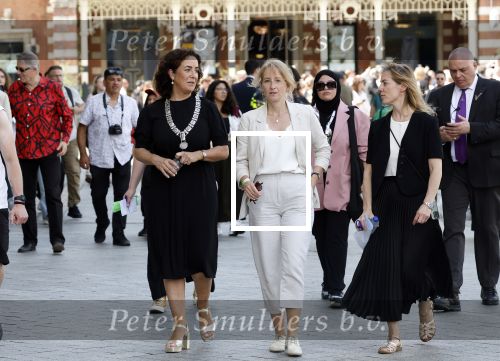 Amsterdam 15 juli 2024
Herdenkingsmonument Peter R. de Vries onthuld in Amsterdam Het kunstwerk bestaat uit twee bronzen handen die in elkaar grijpen en is gemaakt door kunstenares Rini Hurkmans. Burgemeester Femke Halsema en Kelly de Vries spreken tijdens de onthulling van het monument. Humbert Tan presenteert het . Ook zijn vrouw Jaqueline de Vries zoon Royce de Vries (met vrouw ) en Kelly de Vries (met partner) waren natuurlijk aanwezig .