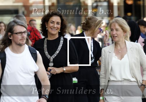 Amsterdam 15 juli 2024
Herdenkingsmonument Peter R. de Vries onthuld in Amsterdam Het kunstwerk bestaat uit twee bronzen handen die in elkaar grijpen en is gemaakt door kunstenares Rini Hurkmans. Burgemeester Femke Halsema en Kelly de Vries spreken tijdens de onthulling van het monument. Humbert Tan presenteert het . Ook zijn vrouw Jaqueline de Vries zoon Royce de Vries (met vrouw ) en Kelly de Vries (met partner) waren natuurlijk aanwezig .