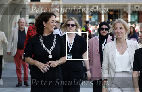 Amsterdam 15 juli 2024
Herdenkingsmonument Peter R. de Vries onthuld in Amsterdam Het kunstwerk bestaat uit twee bronzen handen die in elkaar grijpen en is gemaakt door kunstenares Rini Hurkmans. Burgemeester Femke Halsema en Kelly de Vries spreken tijdens de onthulling van het monument. Humbert Tan presenteert het . Ook zijn vrouw Jaqueline de Vries zoon Royce de Vries (met vrouw ) en Kelly de Vries (met partner) waren natuurlijk aanwezig .