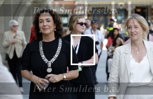Amsterdam 15 juli 2024
Herdenkingsmonument Peter R. de Vries onthuld in Amsterdam Het kunstwerk bestaat uit twee bronzen handen die in elkaar grijpen en is gemaakt door kunstenares Rini Hurkmans. Burgemeester Femke Halsema en Kelly de Vries spreken tijdens de onthulling van het monument. Humbert Tan presenteert het . Ook zijn vrouw Jaqueline de Vries zoon Royce de Vries (met vrouw ) en Kelly de Vries (met partner) waren natuurlijk aanwezig .