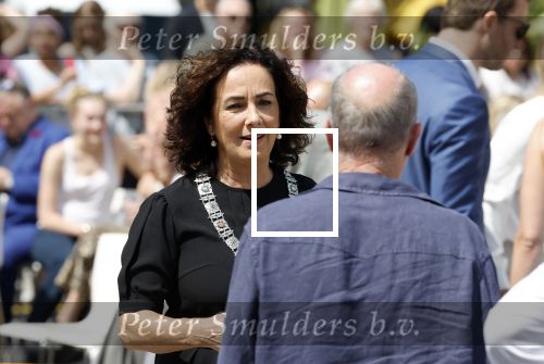 Amsterdam 15 juli 2024
Herdenkingsmonument Peter R. de Vries onthuld in Amsterdam Het kunstwerk bestaat uit twee bronzen handen die in elkaar grijpen en is gemaakt door kunstenares Rini Hurkmans. Burgemeester Femke Halsema en Kelly de Vries spreken tijdens de onthulling van het monument. Humbert Tan presenteert het . Ook zijn vrouw Jaqueline de Vries zoon Royce de Vries (met vrouw ) en Kelly de Vries (met partner) waren natuurlijk aanwezig .