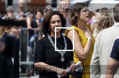 Amsterdam 15 juli 2024
Herdenkingsmonument Peter R. de Vries onthuld in Amsterdam Het kunstwerk bestaat uit twee bronzen handen die in elkaar grijpen en is gemaakt door kunstenares Rini Hurkmans. Burgemeester Femke Halsema en Kelly de Vries spreken tijdens de onthulling van het monument. Humbert Tan presenteert het . Ook zijn vrouw Jaqueline de Vries zoon Royce de Vries (met vrouw ) en Kelly de Vries (met partner) waren natuurlijk aanwezig .