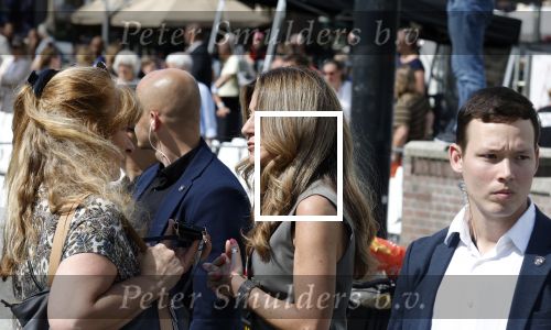 Amsterdam 15 juli 2024
Herdenkingsmonument Peter R. de Vries onthuld in Amsterdam Het kunstwerk bestaat uit twee bronzen handen die in elkaar grijpen en is gemaakt door kunstenares Rini Hurkmans. Burgemeester Femke Halsema en Kelly de Vries spreken tijdens de onthulling van het monument. Humbert Tan presenteert het . Ook zijn vrouw Jaqueline de Vries zoon Royce de Vries (met vrouw ) en Kelly de Vries (met partner) waren natuurlijk aanwezig . Dilan Yesilgoz  met haar man Rene Zegerius en heel veel beveiliging. Dilan met story journaliste Karin Riethoven