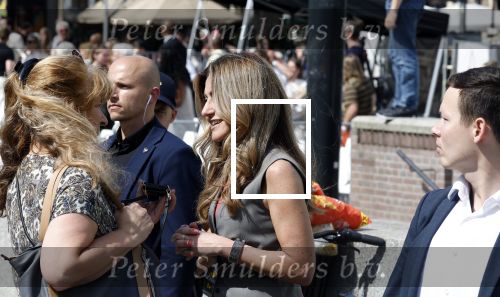 Amsterdam 15 juli 2024
Herdenkingsmonument Peter R. de Vries onthuld in Amsterdam Het kunstwerk bestaat uit twee bronzen handen die in elkaar grijpen en is gemaakt door kunstenares Rini Hurkmans. Burgemeester Femke Halsema en Kelly de Vries spreken tijdens de onthulling van het monument. Humbert Tan presenteert het . Ook zijn vrouw Jaqueline de Vries zoon Royce de Vries (met vrouw ) en Kelly de Vries (met partner) waren natuurlijk aanwezig . Dilan Yesilgoz  met haar man Rene Zegerius en heel veel beveiliging. Dilan met story journaliste Karin Riethoven