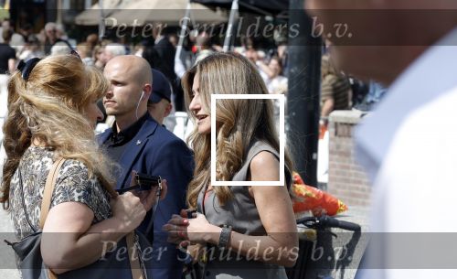 Amsterdam 15 juli 2024
Herdenkingsmonument Peter R. de Vries onthuld in Amsterdam Het kunstwerk bestaat uit twee bronzen handen die in elkaar grijpen en is gemaakt door kunstenares Rini Hurkmans. Burgemeester Femke Halsema en Kelly de Vries spreken tijdens de onthulling van het monument. Humbert Tan presenteert het . Ook zijn vrouw Jaqueline de Vries zoon Royce de Vries (met vrouw ) en Kelly de Vries (met partner) waren natuurlijk aanwezig . Dilan Yesilgoz  met haar man Rene Zegerius en heel veel beveiliging. Dilan met story journaliste Karin Riethoven