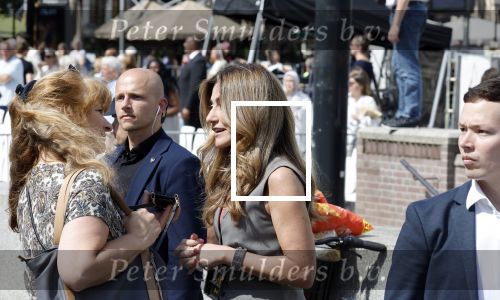 Amsterdam 15 juli 2024
Herdenkingsmonument Peter R. de Vries onthuld in Amsterdam Het kunstwerk bestaat uit twee bronzen handen die in elkaar grijpen en is gemaakt door kunstenares Rini Hurkmans. Burgemeester Femke Halsema en Kelly de Vries spreken tijdens de onthulling van het monument. Humbert Tan presenteert het . Ook zijn vrouw Jaqueline de Vries zoon Royce de Vries (met vrouw ) en Kelly de Vries (met partner) waren natuurlijk aanwezig . Dilan Yesilgoz  met haar man Rene Zegerius en heel veel beveiliging. Dilan met story journaliste Karin Riethoven