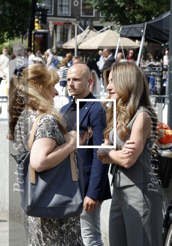 Amsterdam 15 juli 2024
Herdenkingsmonument Peter R. de Vries onthuld in Amsterdam Het kunstwerk bestaat uit twee bronzen handen die in elkaar grijpen en is gemaakt door kunstenares Rini Hurkmans. Burgemeester Femke Halsema en Kelly de Vries spreken tijdens de onthulling van het monument. Humbert Tan presenteert het . Ook zijn vrouw Jaqueline de Vries zoon Royce de Vries (met vrouw ) en Kelly de Vries (met partner) waren natuurlijk aanwezig . Dilan Yesilgoz  met haar man Rene Zegerius en heel veel beveiliging. Dilan met story journaliste Karin Riethoven