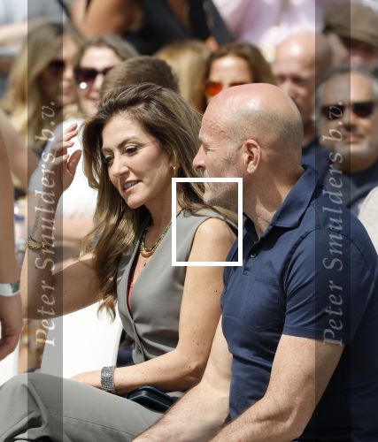 Amsterdam 15 juli 2024
Herdenkingsmonument Peter R. de Vries onthuld in Amsterdam Het kunstwerk bestaat uit twee bronzen handen die in elkaar grijpen en is gemaakt door kunstenares Rini Hurkmans. Burgemeester Femke Halsema en Kelly de Vries spreken tijdens de onthulling van het monument. Humbert Tan presenteert het . Ook zijn vrouw Jaqueline de Vries zoon Royce de Vries (met vrouw ) en Kelly de Vries (met partner) waren natuurlijk aanwezig . Dilan Yesilgoz  met haar man Rene Zegerius en heel veel beveiliging. Dilan heeft vtatoo met naam van haar oma
