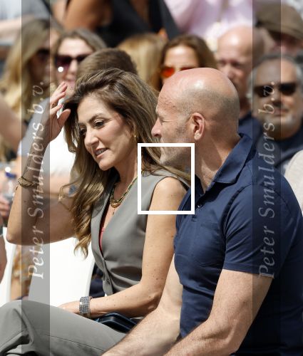 Amsterdam 15 juli 2024
Herdenkingsmonument Peter R. de Vries onthuld in Amsterdam Het kunstwerk bestaat uit twee bronzen handen die in elkaar grijpen en is gemaakt door kunstenares Rini Hurkmans. Burgemeester Femke Halsema en Kelly de Vries spreken tijdens de onthulling van het monument. Humbert Tan presenteert het . Ook zijn vrouw Jaqueline de Vries zoon Royce de Vries (met vrouw ) en Kelly de Vries (met partner) waren natuurlijk aanwezig . Dilan Yesilgoz  met haar man Rene Zegerius en heel veel beveiliging. Dilan heeft vtatoo met naam van haar oma