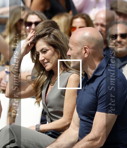 Amsterdam 15 juli 2024
Herdenkingsmonument Peter R. de Vries onthuld in Amsterdam Het kunstwerk bestaat uit twee bronzen handen die in elkaar grijpen en is gemaakt door kunstenares Rini Hurkmans. Burgemeester Femke Halsema en Kelly de Vries spreken tijdens de onthulling van het monument. Humbert Tan presenteert het . Ook zijn vrouw Jaqueline de Vries zoon Royce de Vries (met vrouw ) en Kelly de Vries (met partner) waren natuurlijk aanwezig . Dilan Yesilgoz  met haar man Rene Zegerius en heel veel beveiliging. Dilan heeft vtatoo met naam van haar oma
