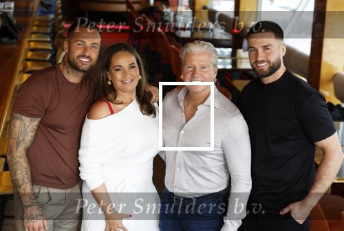 Amsterdam 17 juli 2024
Familie Roelvink gaan nieuwe serie opnemen voor RTL/Videoland.
AAnwezig in the Harbour Club Dries Roelvink Honoria Roelvin Donny Roelvink en Dave Roelvink.