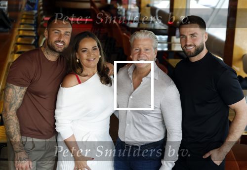 Amsterdam 17 juli 2024
Familie Roelvink gaan nieuwe serie opnemen voor RTL/Videoland.
AAnwezig in the Harbour Club Dries Roelvink Honoria Roelvin Donny Roelvink en Dave Roelvink.