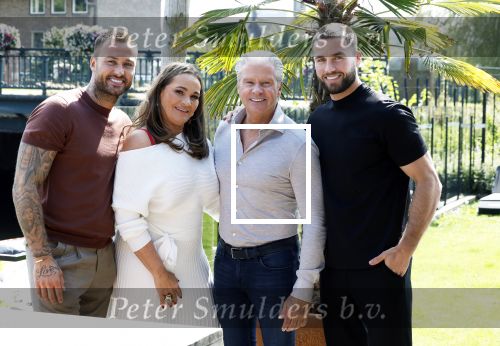 Amsterdam 17 juli 2024
Familie Roelvink gaan nieuwe serie opnemen voor RTL/Videoland.
AAnwezig in the Harbour Club Dries Roelvink Honoria Roelvin Donny Roelvink en Dave Roelvink.