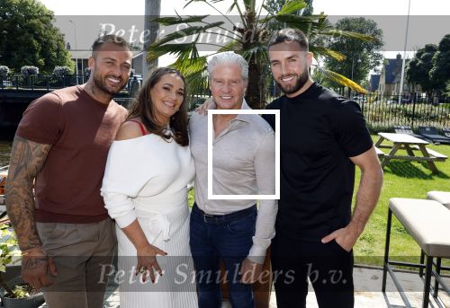 Amsterdam 17 juli 2024
Familie Roelvink gaan nieuwe serie opnemen voor RTL/Videoland.
AAnwezig in the Harbour Club Dries Roelvink Honoria Roelvin Donny Roelvink en Dave Roelvink.