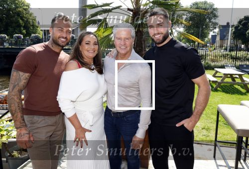 Amsterdam 17 juli 2024
Familie Roelvink gaan nieuwe serie opnemen voor RTL/Videoland.
AAnwezig in the Harbour Club Dries Roelvink Honoria Roelvin Donny Roelvink en Dave Roelvink.
