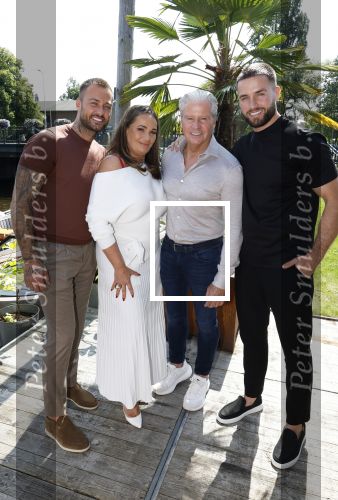 Amsterdam 17 juli 2024
Familie Roelvink gaan nieuwe serie opnemen voor RTL/Videoland.
AAnwezig in the Harbour Club Dries Roelvink Honoria Roelvin Donny Roelvink en Dave Roelvink.