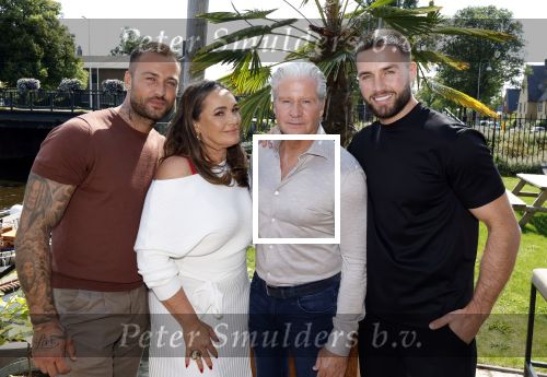 Amsterdam 17 juli 2024
Familie Roelvink gaan nieuwe serie opnemen voor RTL/Videoland.
AAnwezig in the Harbour Club Dries Roelvink Honoria Roelvin Donny Roelvink en Dave Roelvink.