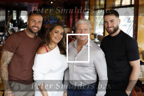 Amsterdam 17 juli 2024
Familie Roelvink gaan nieuwe serie opnemen voor RTL/Videoland.
AAnwezig in the Harbour Club Dries Roelvink Honoria Roelvin Donny Roelvink en Dave Roelvink.
