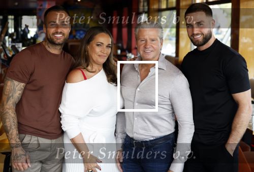 Amsterdam 17 juli 2024
Familie Roelvink gaan nieuwe serie opnemen voor RTL/Videoland.
AAnwezig in the Harbour Club Dries Roelvink Honoria Roelvin Donny Roelvink en Dave Roelvink.