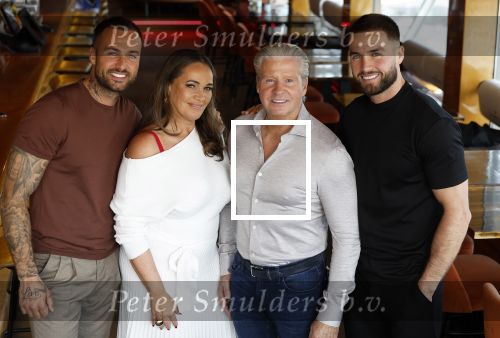 Amsterdam 17 juli 2024
Familie Roelvink gaan nieuwe serie opnemen voor RTL/Videoland.
AAnwezig in the Harbour Club Dries Roelvink Honoria Roelvin Donny Roelvink en Dave Roelvink.
