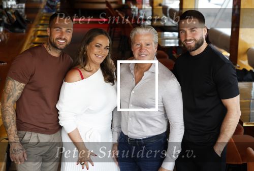 Amsterdam 17 juli 2024
Familie Roelvink gaan nieuwe serie opnemen voor RTL/Videoland.
AAnwezig in the Harbour Club Dries Roelvink Honoria Roelvin Donny Roelvink en Dave Roelvink.
