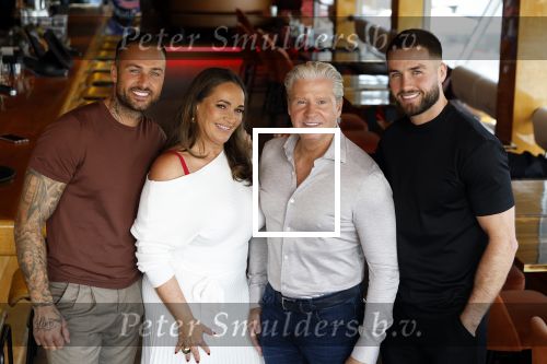 Amsterdam 17 juli 2024
Familie Roelvink gaan nieuwe serie opnemen voor RTL/Videoland.
AAnwezig in the Harbour Club Dries Roelvink Honoria Roelvin Donny Roelvink en Dave Roelvink.