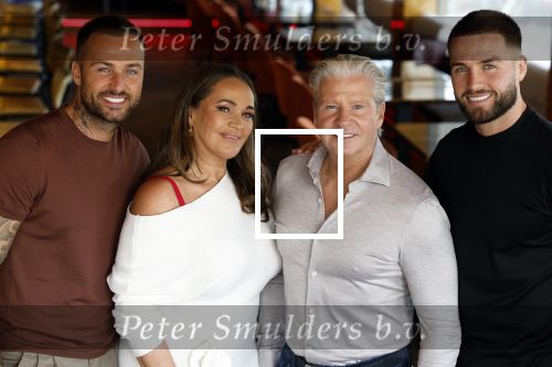 Amsterdam 17 juli 2024
Familie Roelvink gaan nieuwe serie opnemen voor RTL/Videoland.
AAnwezig in the Harbour Club Dries Roelvink Honoria Roelvin Donny Roelvink en Dave Roelvink.