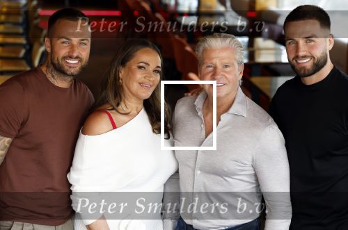 Amsterdam 17 juli 2024
Familie Roelvink gaan nieuwe serie opnemen voor RTL/Videoland.
AAnwezig in the Harbour Club Dries Roelvink Honoria Roelvin Donny Roelvink en Dave Roelvink.
