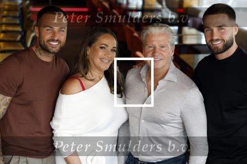 Amsterdam 17 juli 2024
Familie Roelvink gaan nieuwe serie opnemen voor RTL/Videoland.
AAnwezig in the Harbour Club Dries Roelvink Honoria Roelvin Donny Roelvink en Dave Roelvink.