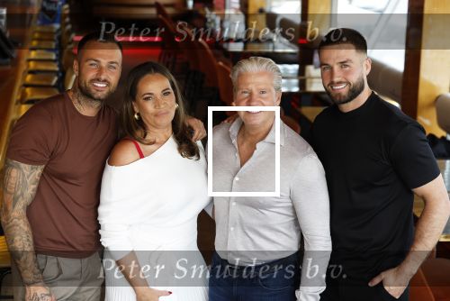 Amsterdam 17 juli 2024
Familie Roelvink gaan nieuwe serie opnemen voor RTL/Videoland.
AAnwezig in the Harbour Club Dries Roelvink Honoria Roelvin Donny Roelvink en Dave Roelvink.