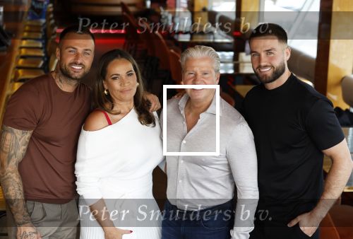 Amsterdam 17 juli 2024
Familie Roelvink gaan nieuwe serie opnemen voor RTL/Videoland.
AAnwezig in the Harbour Club Dries Roelvink Honoria Roelvin Donny Roelvink en Dave Roelvink.